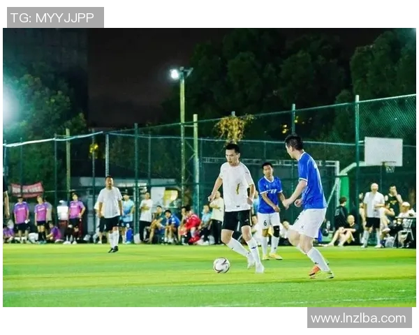 足球巨星疾步如风赛场瞬间,展现速度与力量的完美结合 足球巨星疾步如风赛场瞬间,展现速度与力量的完美结合