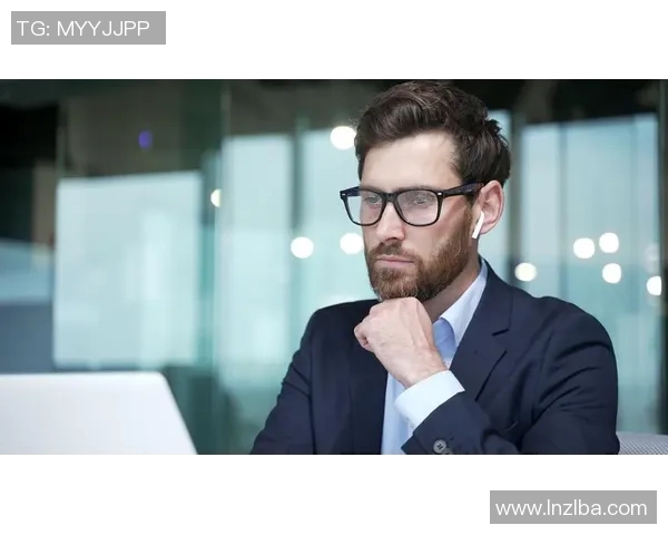 足球场上发呆的球星瞬间展现沉思与专注的独特魅力